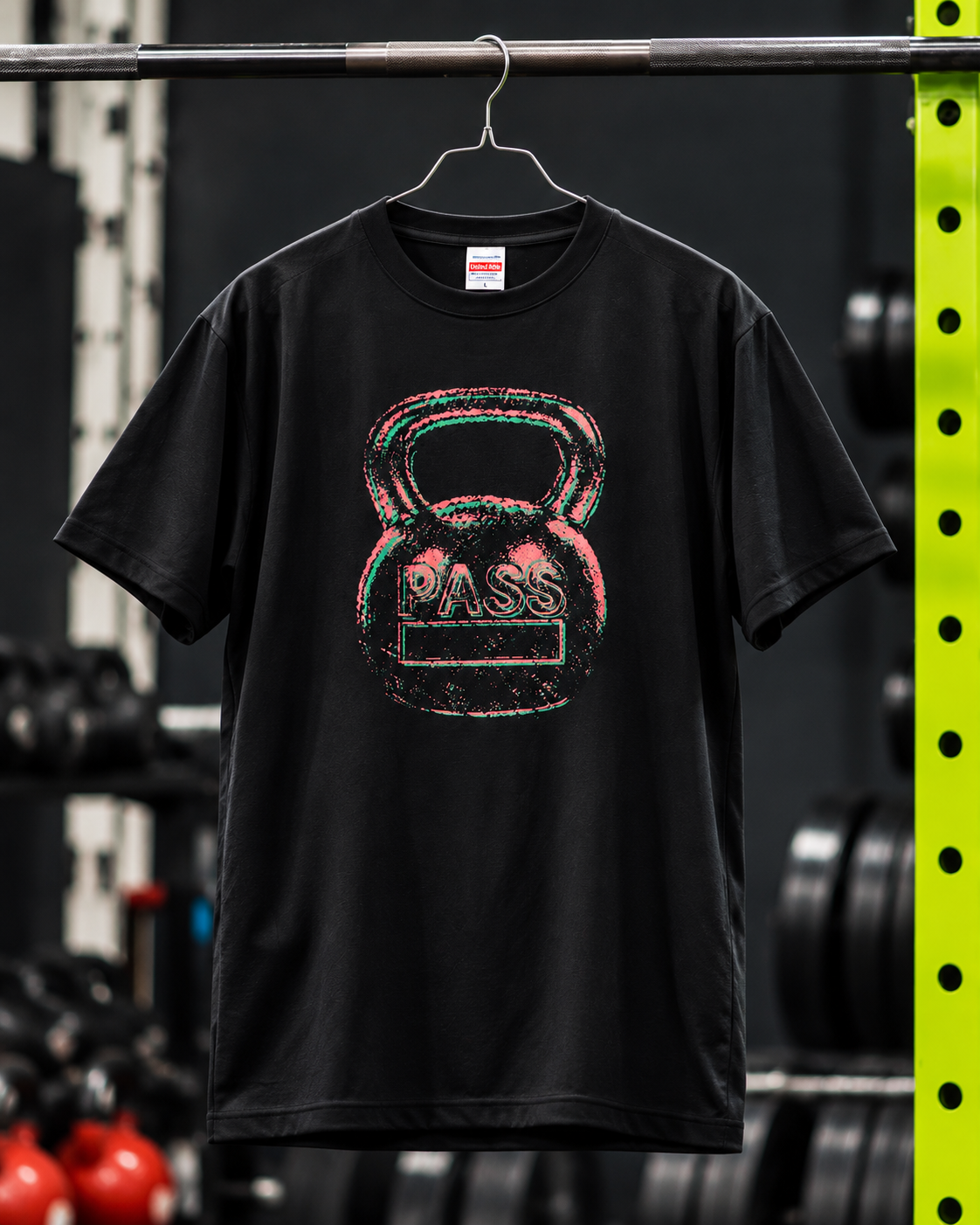 ケトルベルと PASS のロゴをプリントした黒のTシャツ（ハンガー掛け・正面）