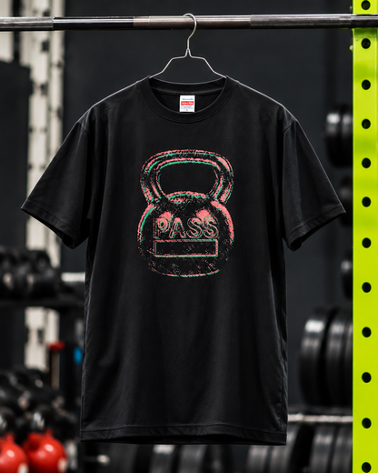ケトルベルと PASS のロゴをプリントした黒のTシャツ（ハンガー掛け・正面）