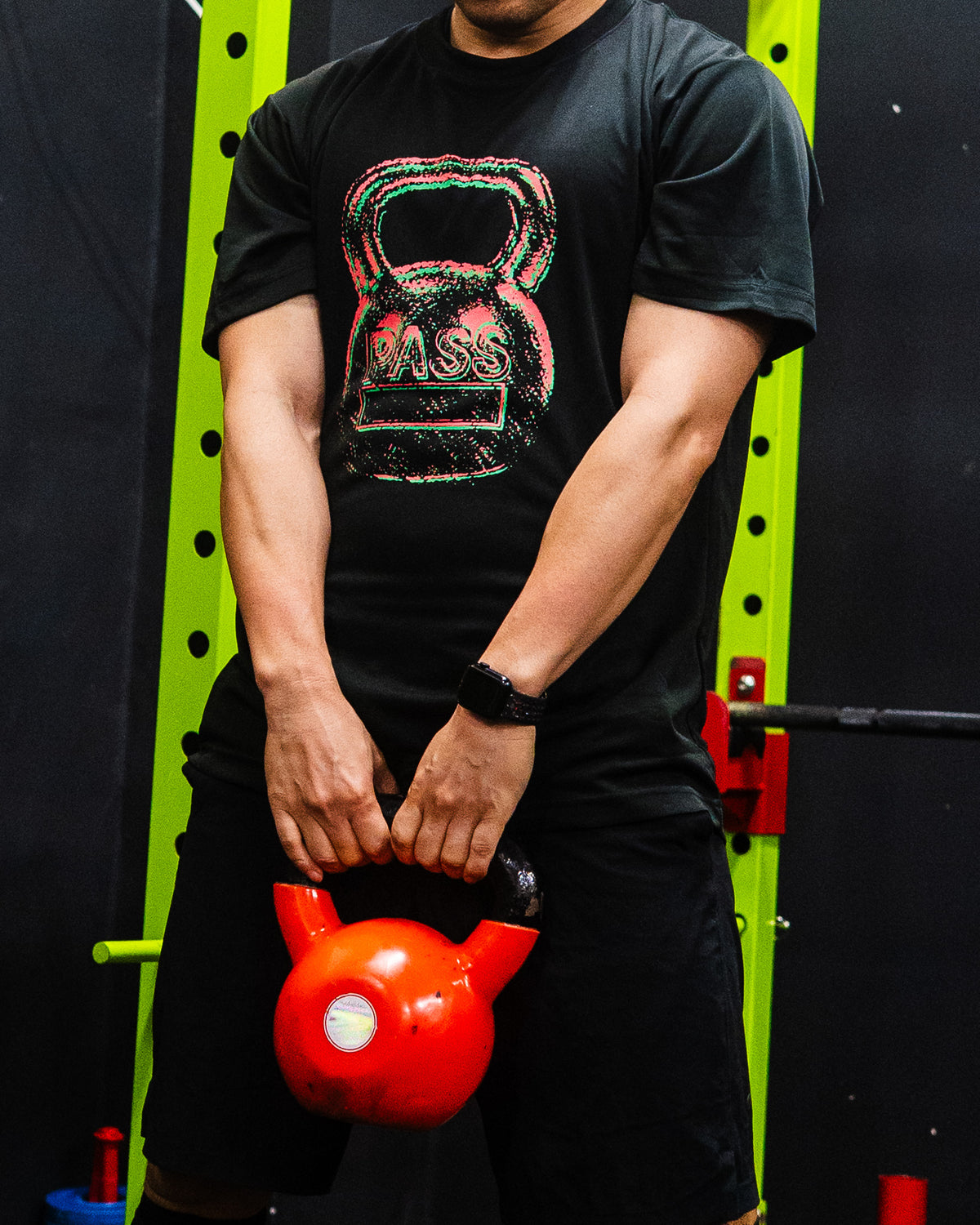Tシャツを着てケトルベルを持つモデル（正面）