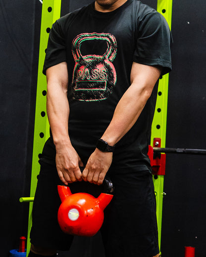 Tシャツを着てケトルベルを持つモデル（正面）