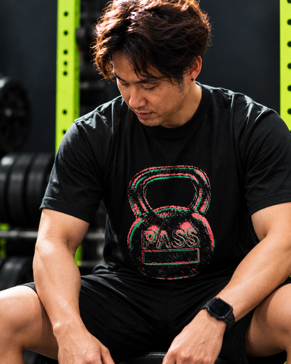 Tシャツを着てベンチに座るモデル